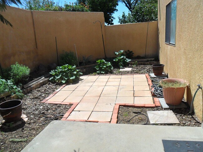 Building Photo - Beautiful 2 Bedroom 2 Bath Townhouse located in the popular foot hills area!