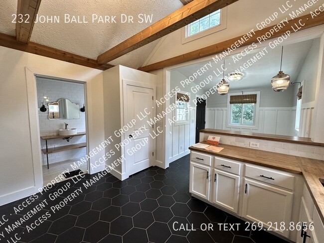 Building Photo - 232 John Ball Park Dr SW