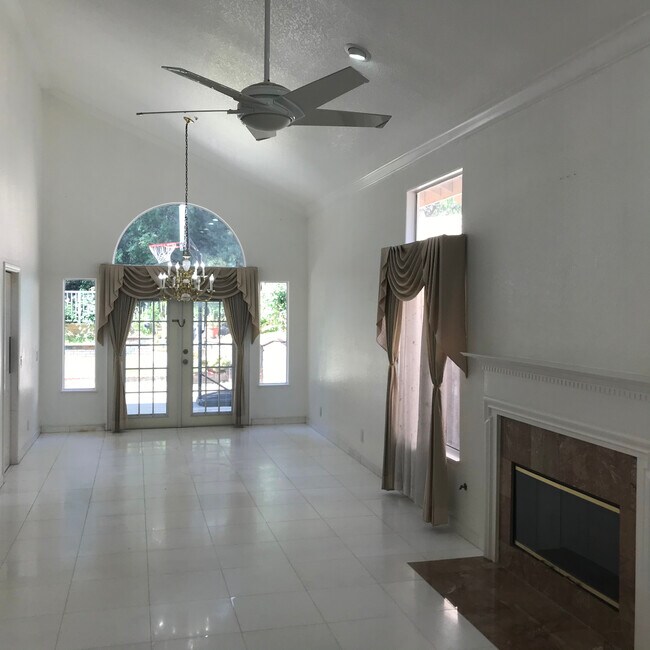 Building Photo - 1000 Calle Allegre