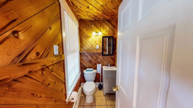 Building Photo - Charming and Spacious 5BD 2.5BA House in Beaver Hills!