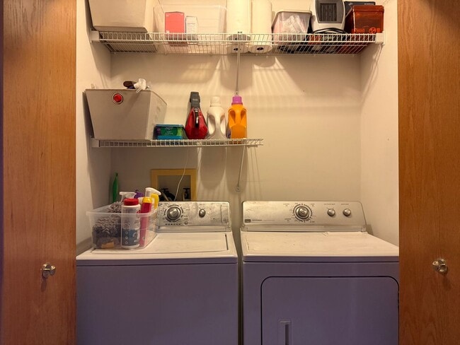 Building Photo - Charming 2BR Townhome in Desirable Cliff Lake Community