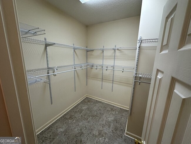 Building Photo - 650 Fairfield Dr