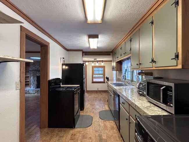 Building Photo - Creekside Cottage Living with Bonus Studio Space