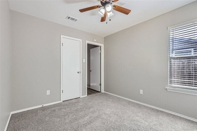 Building Photo - Charming 3/2/2 with Private Fenced Backyard!