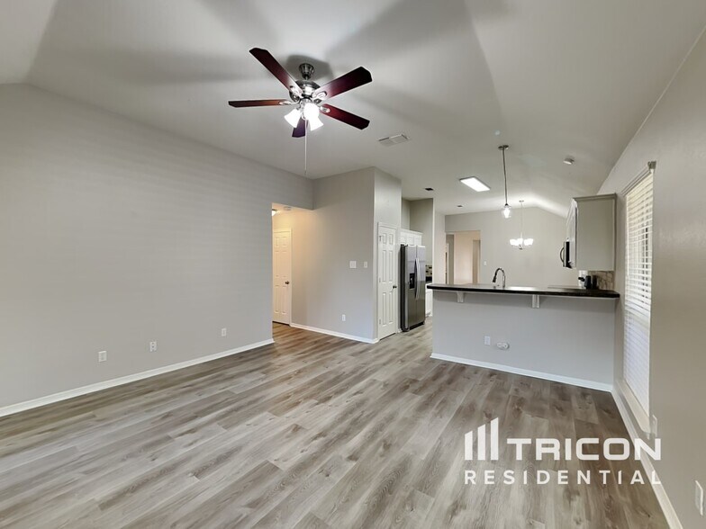 Building Photo - 1082 Roundrock Dr