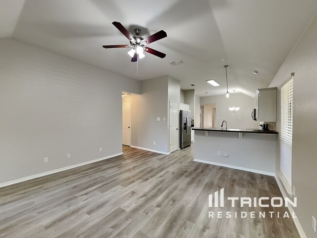 Building Photo - 1082 Roundrock Dr