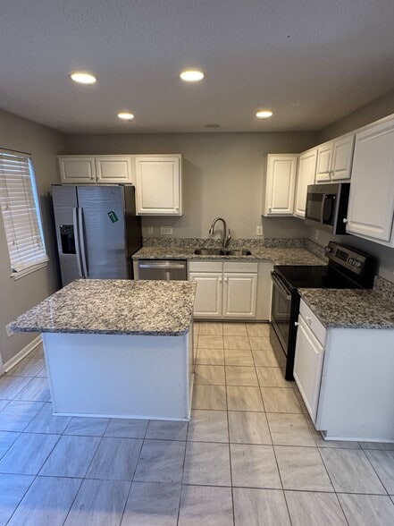 Building Photo - 3335 Kensington Pl