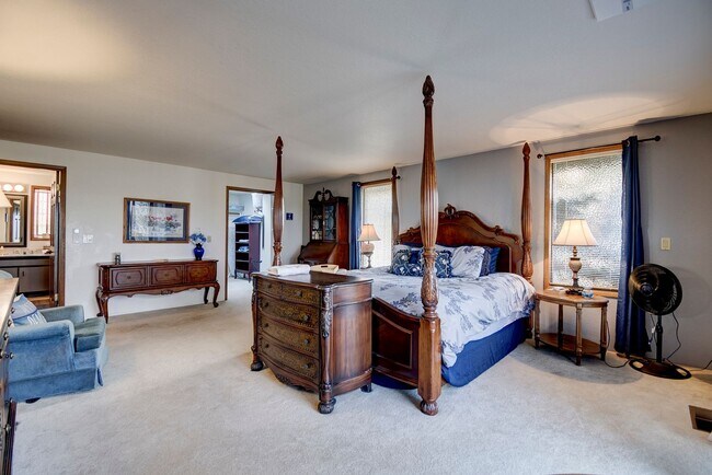 Building Photo - 3 Bedroom 2.5 bathroom spacious home with views of marina and downtown Oak Harbor