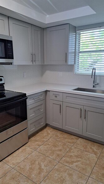 Primary Photo - 9371 Fontainebleau Blvd
