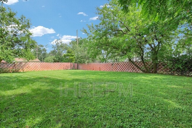Building Photo - 6403 Roselawn Ave