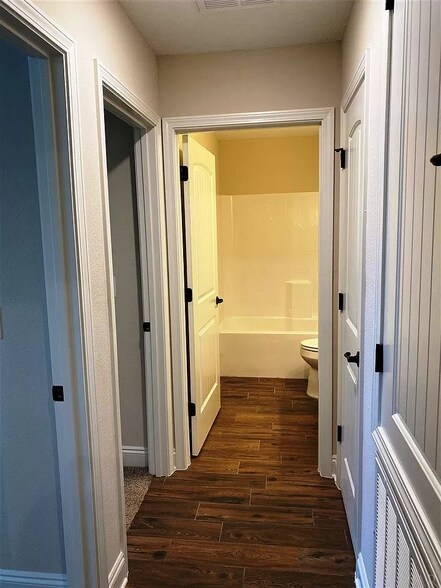 Building Photo - 9167 Tara Cir