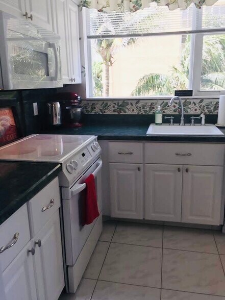 Kitchen - 1239 Hillsboro Mile