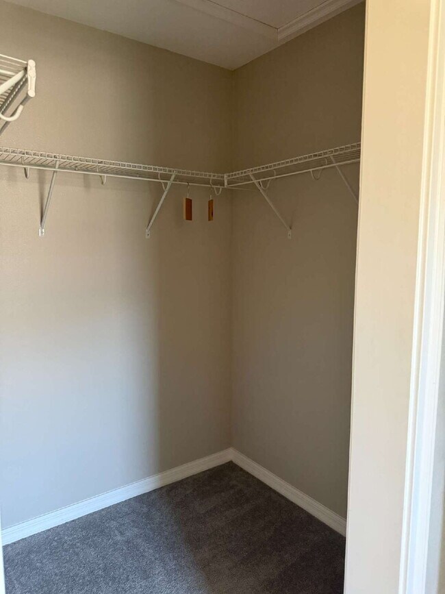 Building Photo - Beautiful and Spacious 3/2 with Separate Entrance 1/1 In-Law Suite, RV Parking