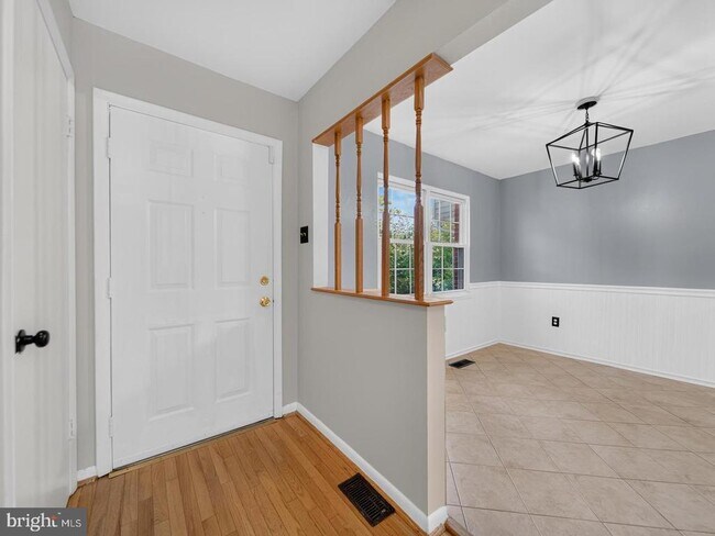 Building Photo - 15057 Cherrydale Dr