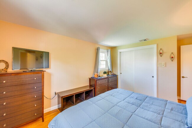 Building Photo - 25 Meadow View Dr