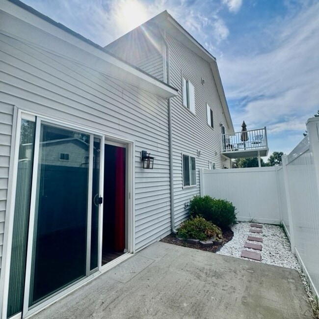 Building Photo - Modern 1 Bed, 1 Bath Ground-Floor Condo in...