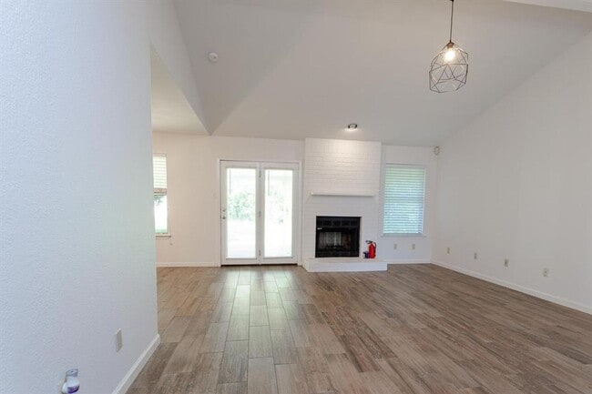 Building Photo - Cozy 3/BR 2/BA Home with Fireplace, Washer & Dryer Included