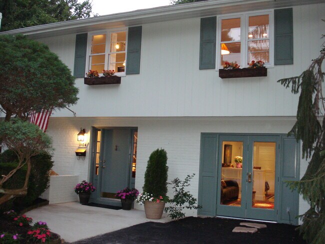 private entry - 1104 Roberta Ct