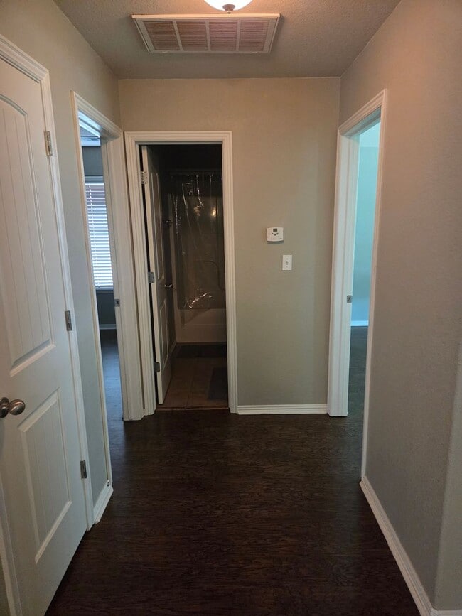 Building Photo - MUST SEE CHARMING HOME!