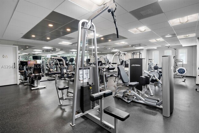 Building Photo - 2645 S Bayshore Dr