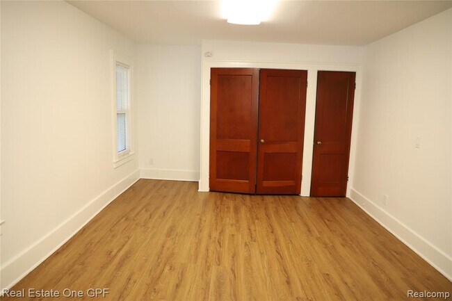 Building Photo - 271 W Maple Rd