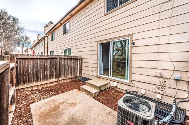 Building Photo - Beautiful Townhome with 3bedrooms and 3 bathrooms, and 1 car garage for rent.