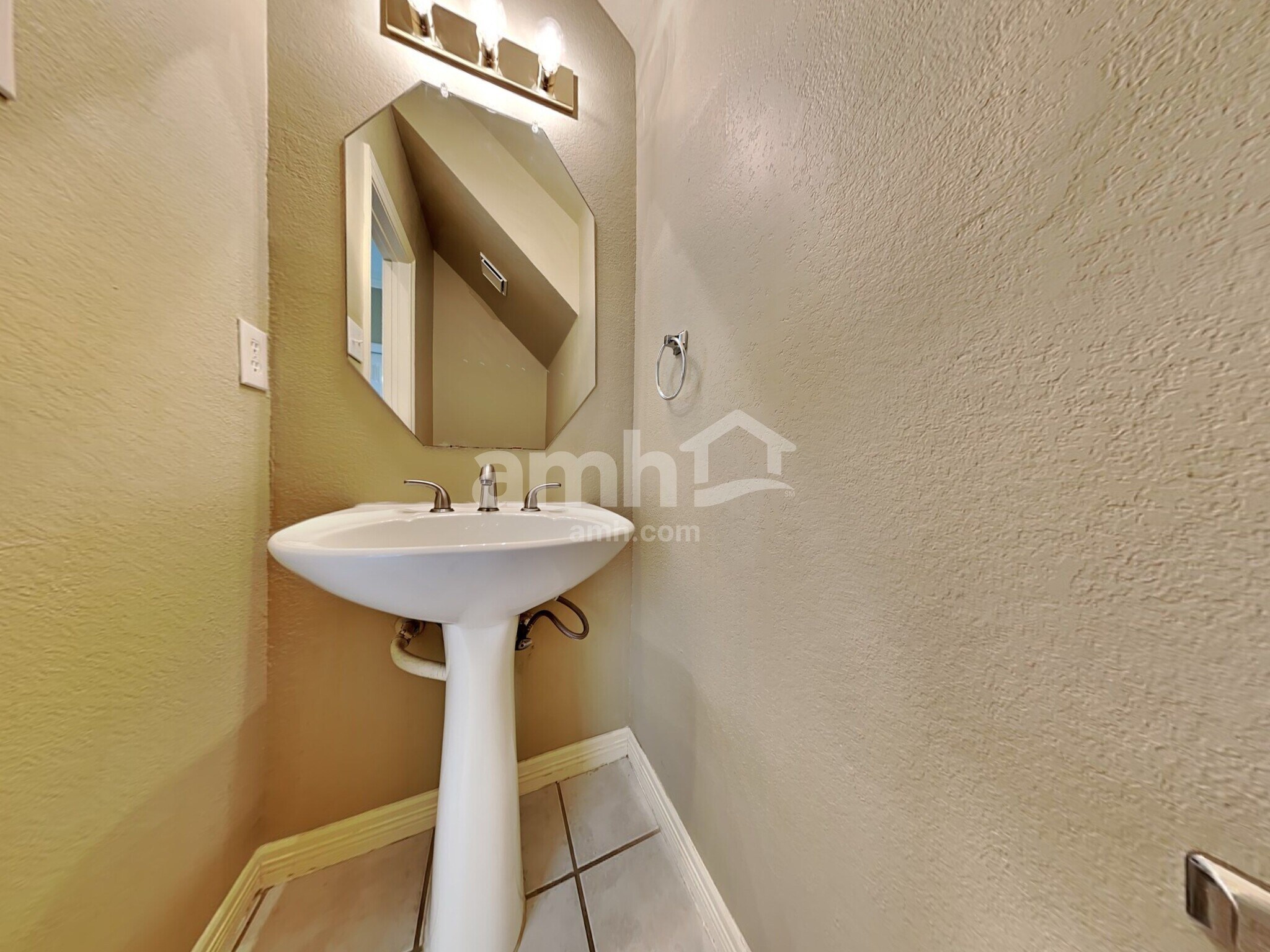 Building Photo - 310 Victory Ln