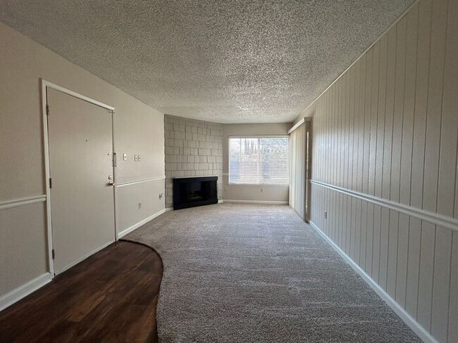 Building Photo - Upstairs Charming 1 bedroom with Large Pat...