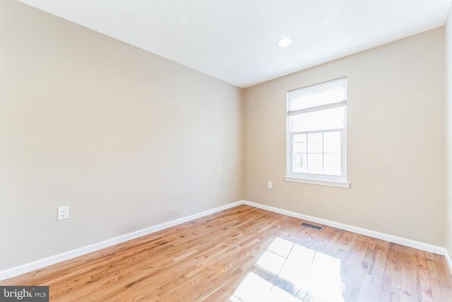 Building Photo - 1903 Pawlet Dr