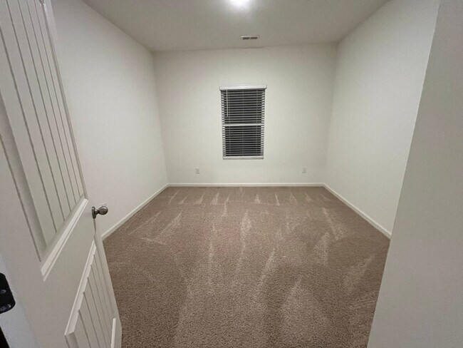 Building Photo - Move in Ready: 4 bedroom- 2 bath Beauty! Appliances Included
