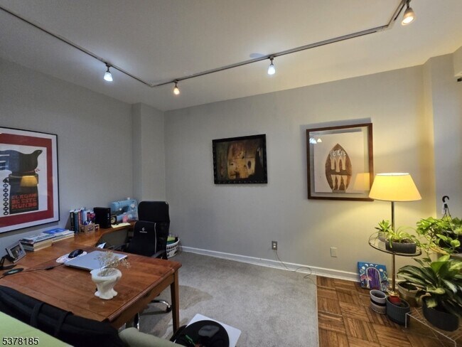 Building Photo - 5 Roosevelt Pl
