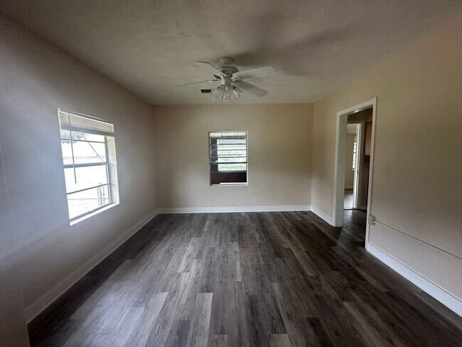 Building Photo - Crystal Springs, Country Home, Large Lot a...