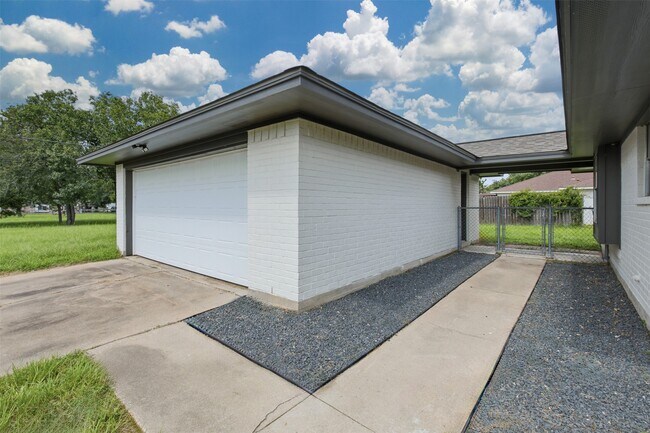 Building Photo - 32242 Sky Lakes Dr