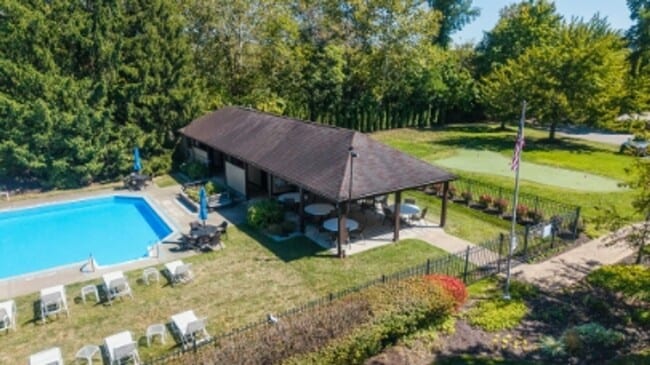 Building Photo - 804 Fairways Dr