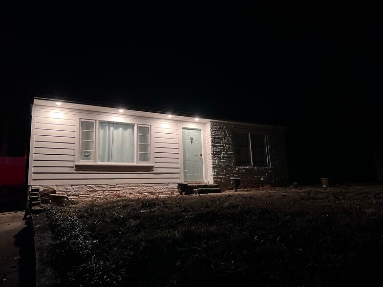 Front Entrance Lighting - 620 Simpson St