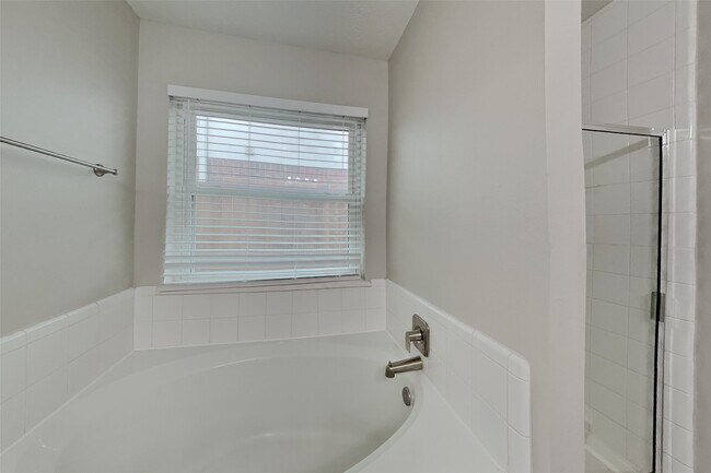 Building Photo - 2815 Fox Mountain Dr