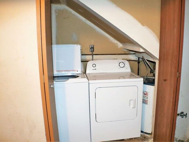 Building Photo - $1,450 | 3 Bedroom, 2.5 Bathroom Town Home...