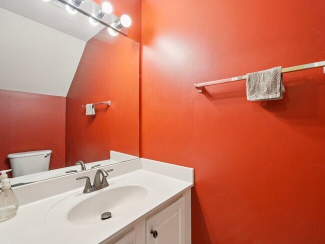 Building Photo - 3 Bedroom Townhome in the Heart of Dulth