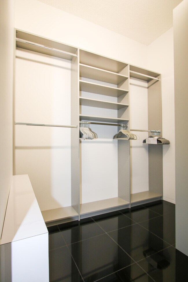 Building Photo - 661 Lake Wellington Dr