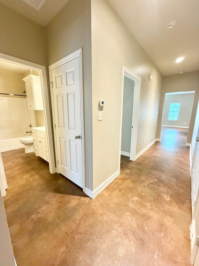 Building Photo - Spacious 3-bed/2-bath with Garage!