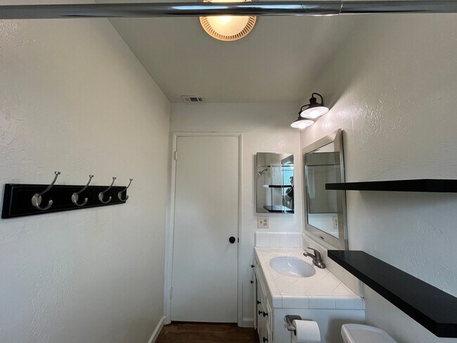 Building Photo - 1805 Oak St