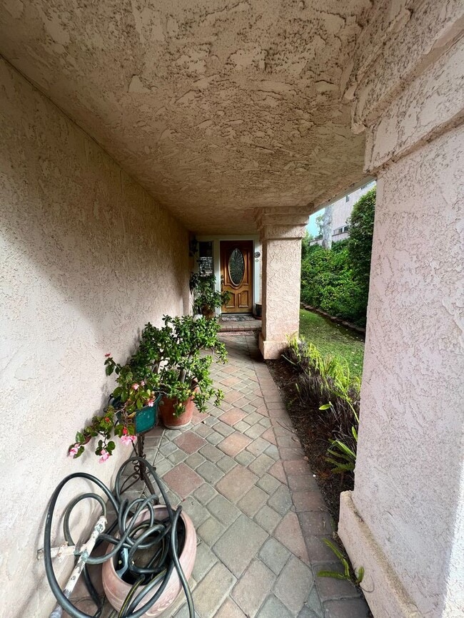Building Photo - West Ventura - Gorgeous updated three bedroom, 2.5 bath home in Brock Hills