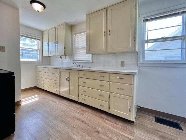 Building Photo - Close to campus, lease through June 30, 2027