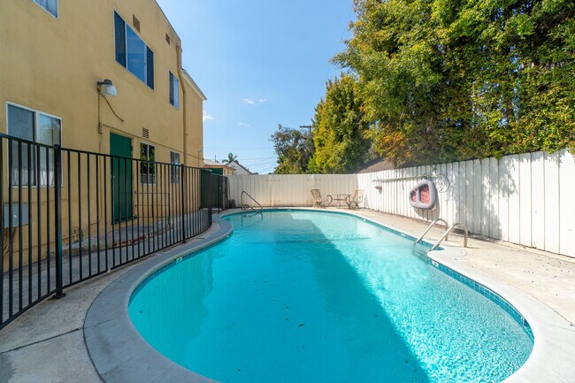 Building Photo - 4901 Beverly Blvd