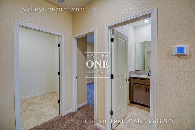 Building Photo - Large Single-Story 4 Bedroom Home in Patterson--has SOLAR!