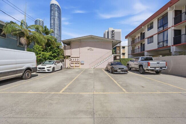 Building Photo - Charming 2-Bedroom Apartment in Prime Ala Moana Location – Parking & In-Unit Washer/Dryer!