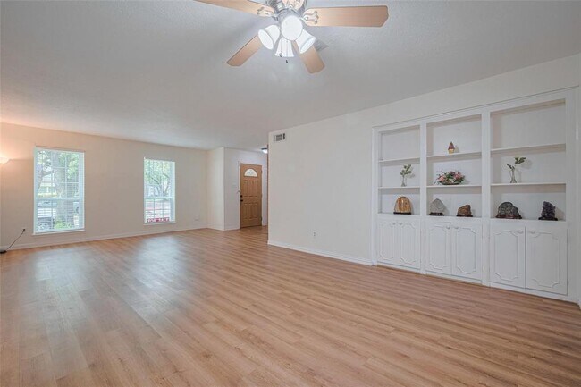 Building Photo - 13040 Trail Hollow Dr