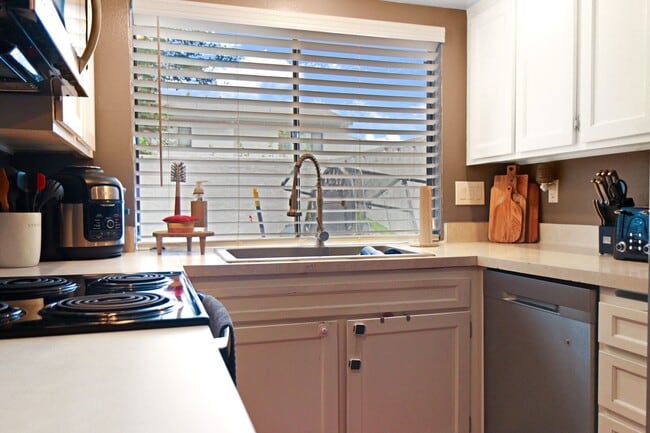 Building Photo - 3 Bedroom Townhome: Prime Location with Pool, Clubhouse and More!