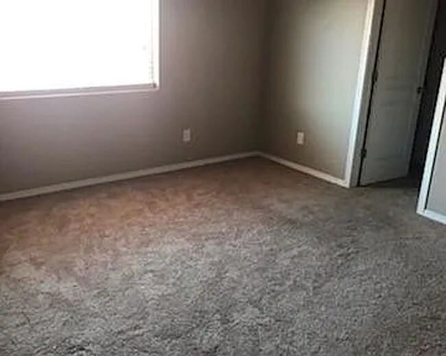Building Photo - Three-bedroom House