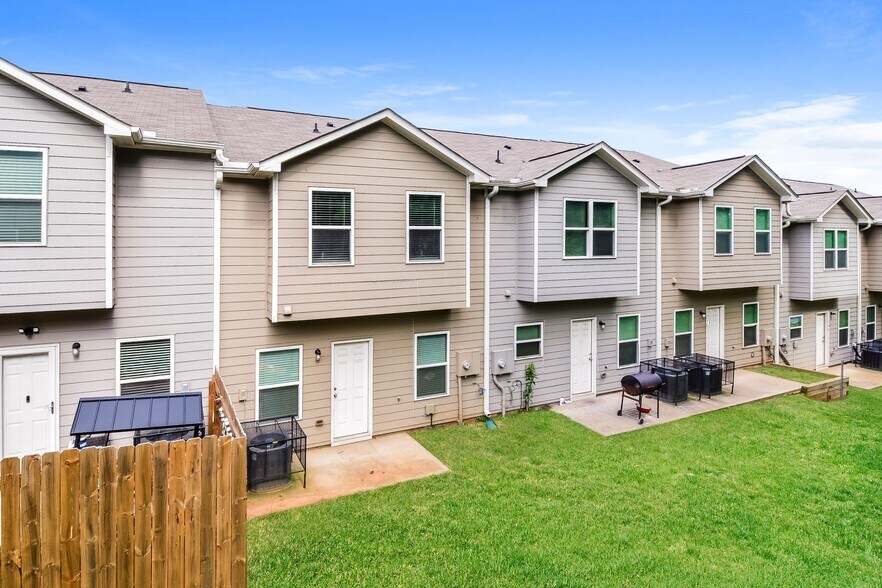 Building Photo - 1212 Highwood Ln